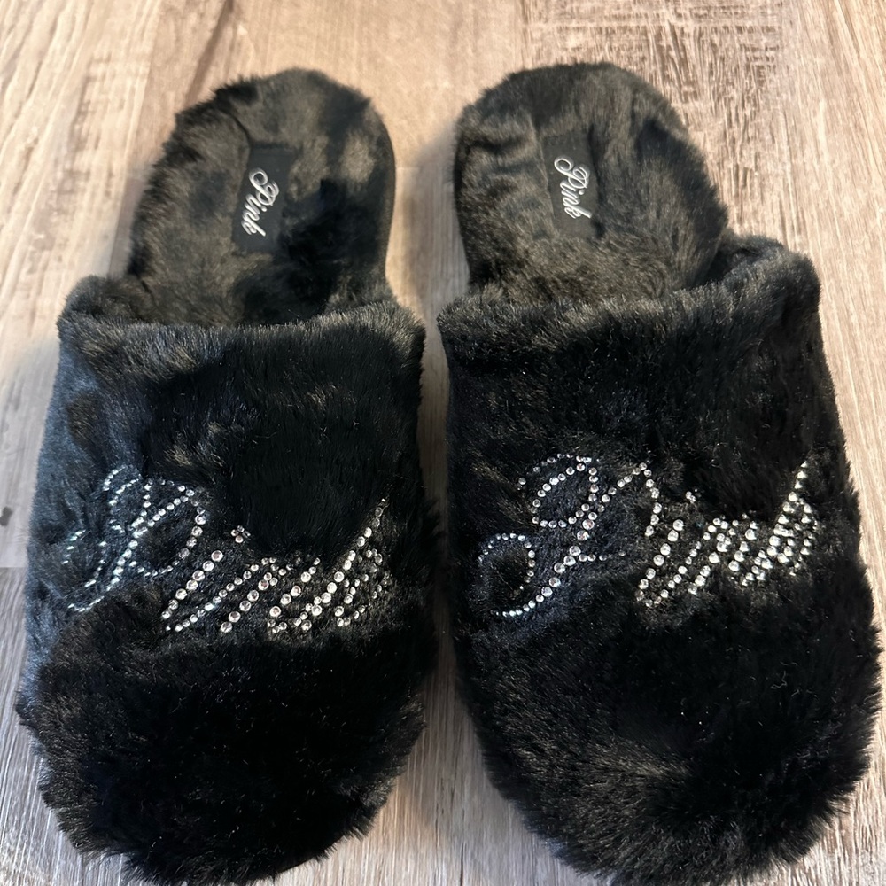 Victoria’s Secret Pink slippers 😍